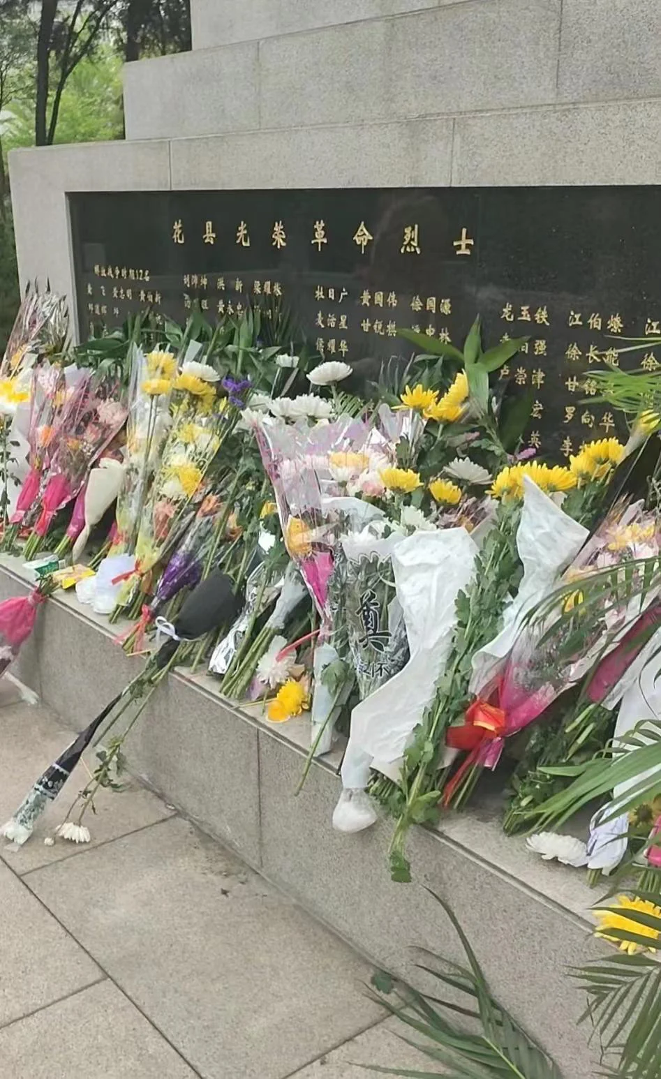 革命烈士纪念碑前敬献的鲜花